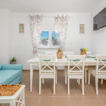 Nice In Zemunik Donji With Kitchen Holiday home *