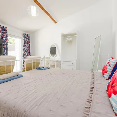 Nice In Zemunik Donji With Kitchen Holiday home Smrdelje