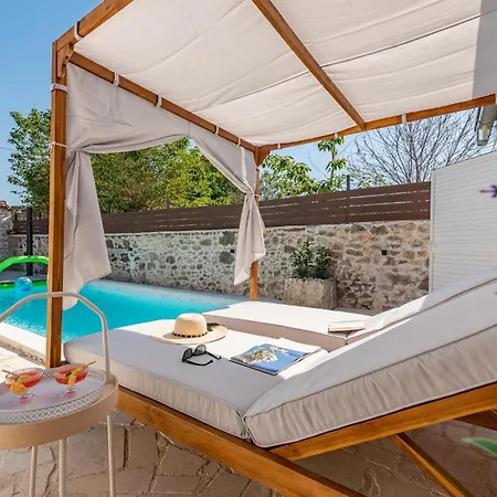 Nice In Zemunik Donji With Kitchen * Smrdelje
