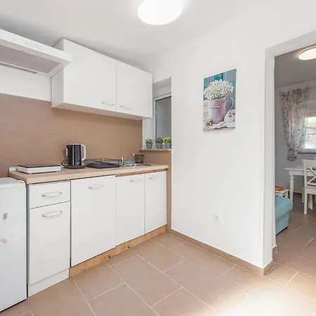 Nice In Zemunik Donji With Kitchen