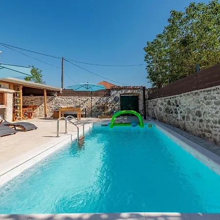Nice In Zemunik Donji With Kitchen Tatil Evi *