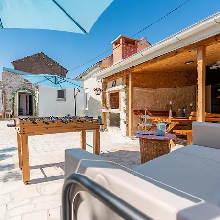 Nice In Zemunik Donji With Kitchen