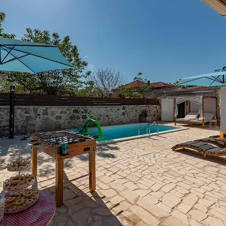Nice In Zemunik Donji With Kitchen * Smrdelje